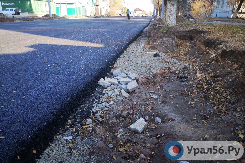 Ремонт одной из дорог Оренбурга (фото из архива)