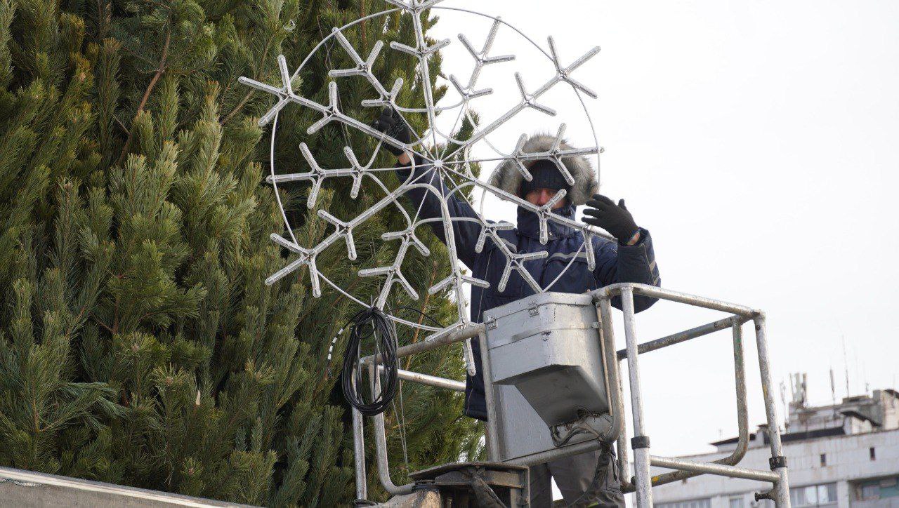 Сегодня елку украшали снежинками, фото: администрация Оренбурга