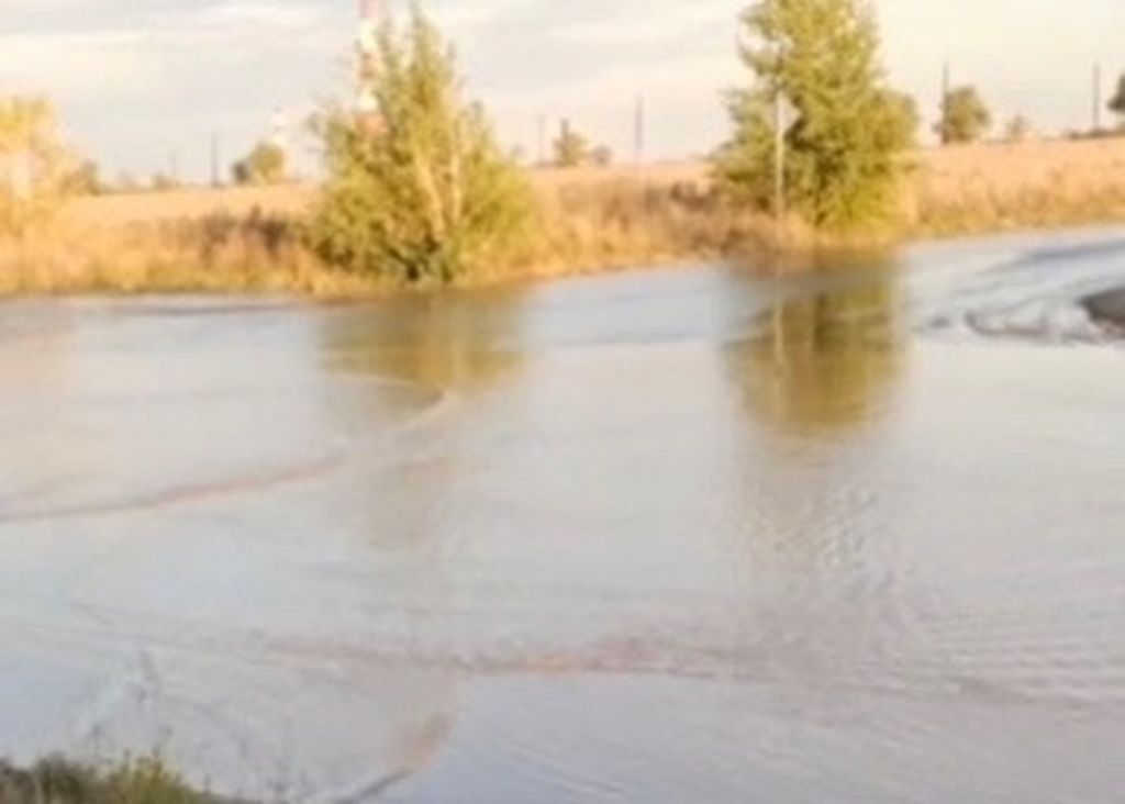 Вода подтопила дорогу в ОЗТП. Фото: скриншот видео Сергея Буянкина
