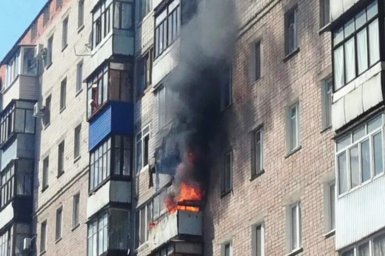 В Новотроицке в многоэтажном доме загорелась квартира