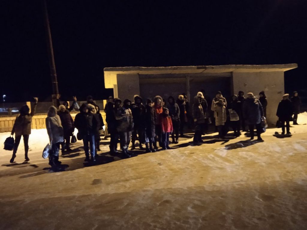 Жители Первомайского в ожидании автобуса, 23.01.2023. Фото: ТГ-канал «ОРсКаЯ КуХнЯ»