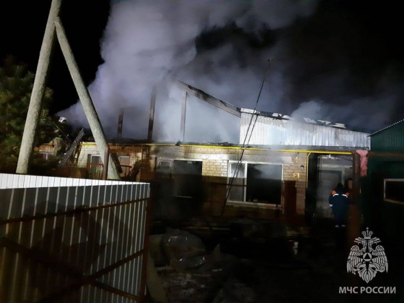 Ночью на пожаре под Оренбургом спасли 4 человек, в том числе 7-летнего ребенка