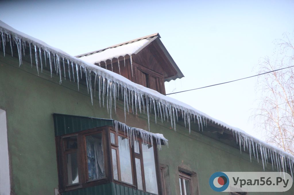 Администрация Оренбурга пугает УК и владельцев зданий штрафами за неочищенные крыши домов