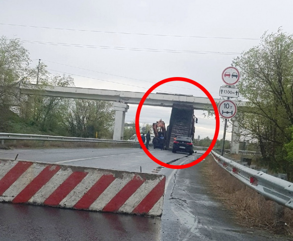 Как грузовик, застрявший в Орске под ж/д-мостом, попал на закрытый участок дороги, выяснит ГИБДД