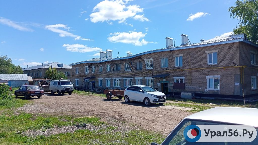 Жильцы аварийного дома в Шарлыке вывозят свое имущество