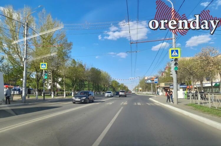 На дорогах Оренбурга вместо свежей разметки видны лишь следы прошлогодней краски