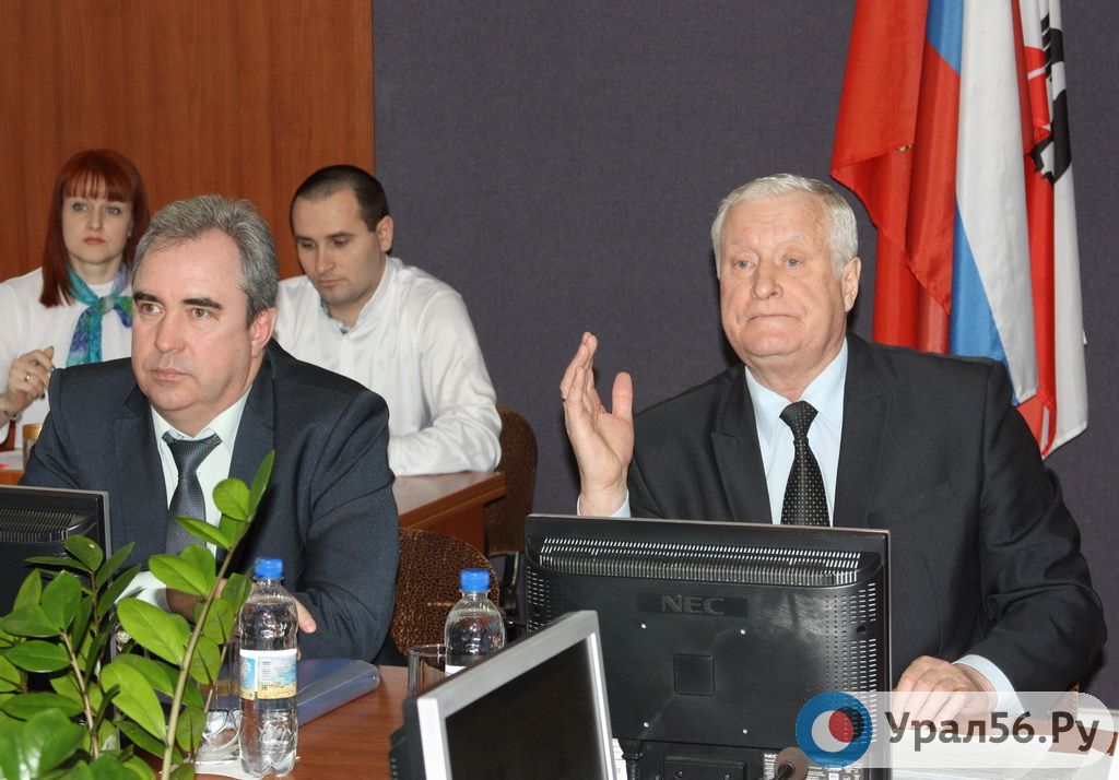 Глава Орска Андрей Одинцов и председатель горсовета Виктор Франц на январском заседании