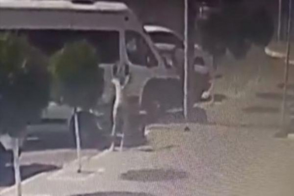 В Оренбурге девушка избила мужчину у ТК «Восход» (видео)