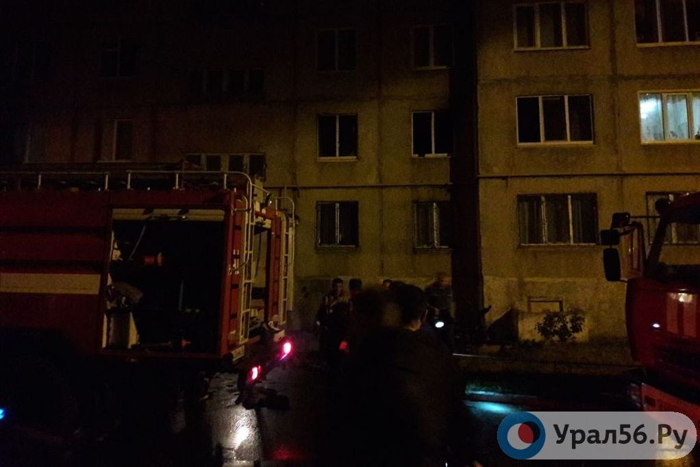 Во время пожара в многоэтажке Орска пожарные спасли 5 человек, включая 2 детей