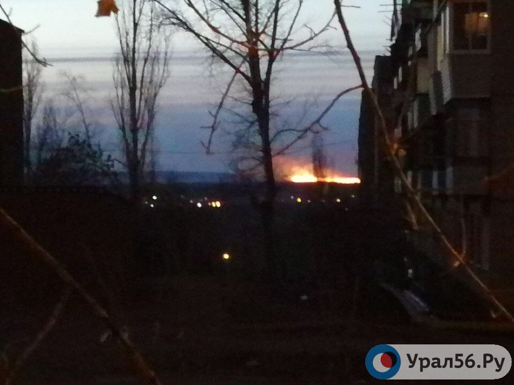 В Орске в районе поселка Первомайского загорелась степь