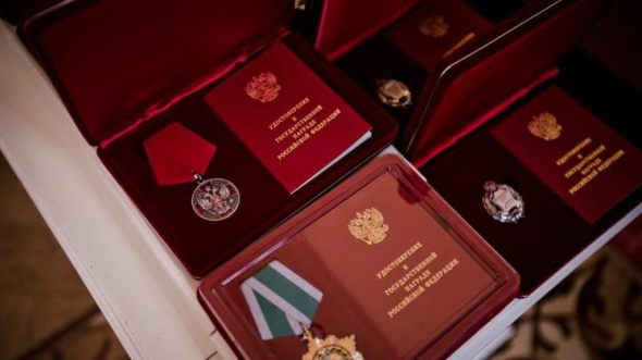 Две семьи, профессора и электросварщика из Оренбургской области наградил Владимир Путин госнаградами и благодарностью