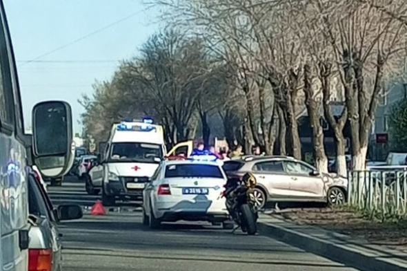На Брестской в Оренбурге столкнулись мотоцикл и KIA. Движение затруднено