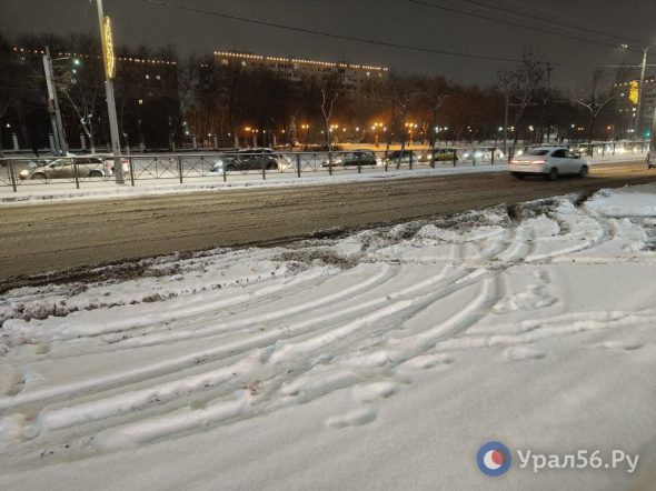 Оренбург засыпало снегом. На дорогах и тротуарах «каша»