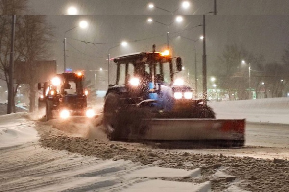Ночью в Оренбурге снег убирали более 80 единиц техники (видео)