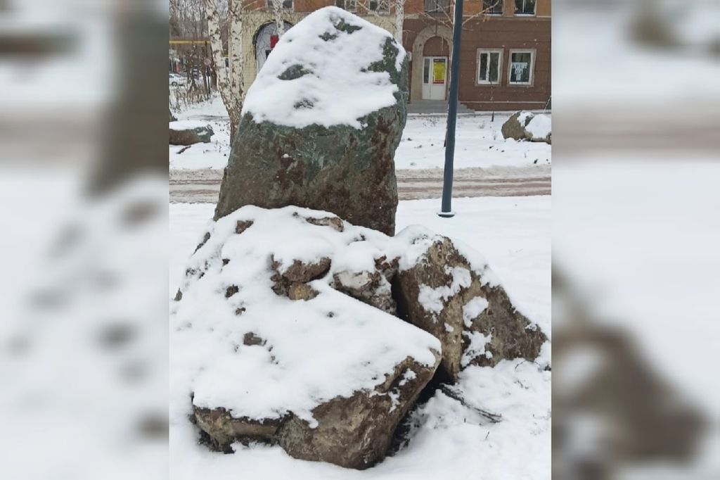 Груда камней в центре Медногорска. Фото: страница ВКонтакте Евгения Плескачева