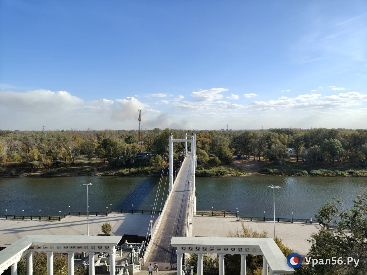 Днем 25 сентября с набережной в Оренбурге был виден дым