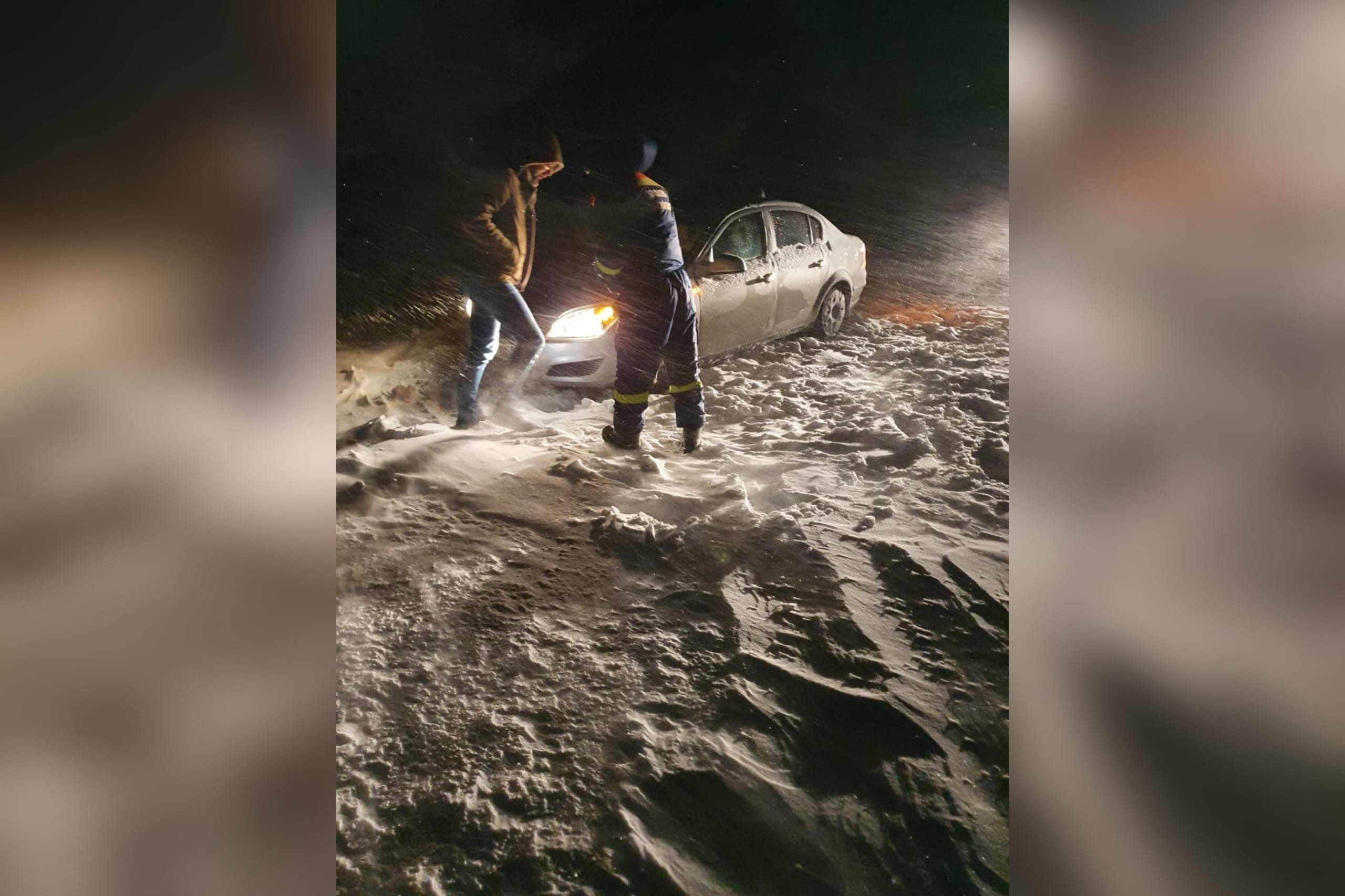 Спасение людей из снежного плена. Фото: пресс-служба департамента пожбезопасности и гражданской защиты Оренбургской области 