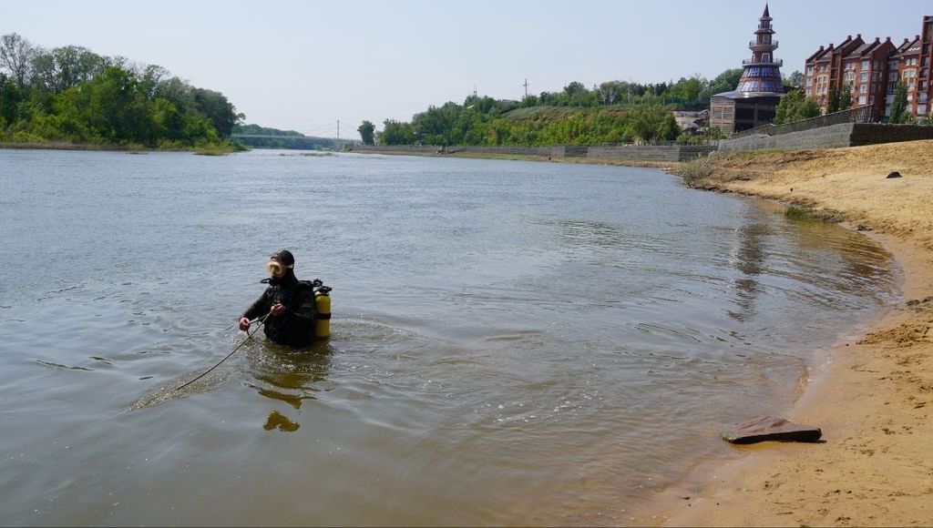 Водолазы обследуют дно реки Урал. Фото: администрация Оренбурга