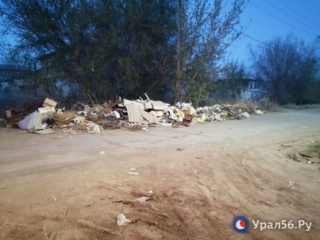 Стихийная свалка на улице Декабристов в Орске, 28 апреля 2023 года