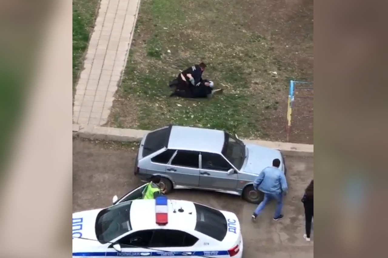 В Оренбурге задержали пьяного мужчину, который гонялся за прохожими с топором (видео)
