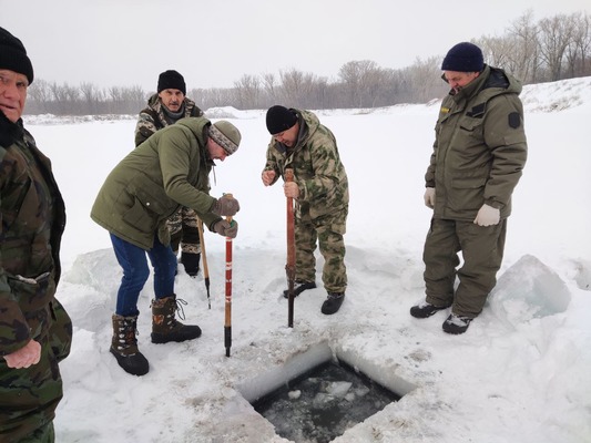 В Оренбургской области пробурили лунки и прорезали майны на озере, чтобы спасти рыбу от кислородного голодания