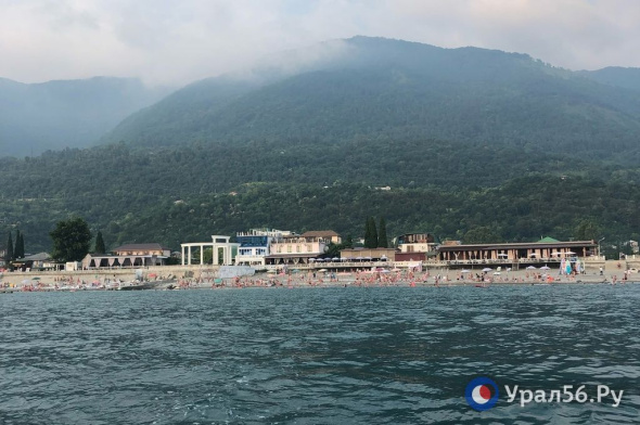 В Сочи возможны смерчи над морем, туристам запрещено купаться. В Абхазии прервано движение поездов
