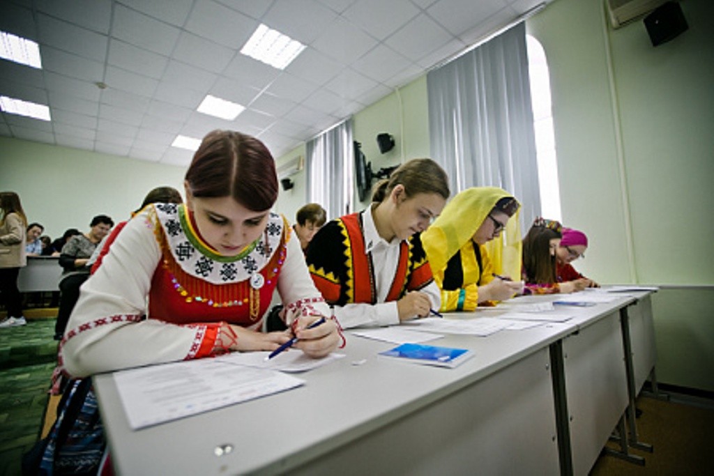 Участники этнографического диктанта. Фото: правительство Оренбургской области