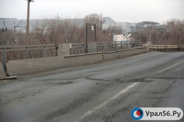 В Орске в ближайшее время ограничат движение грузовых машин по разрушающемуся мосту