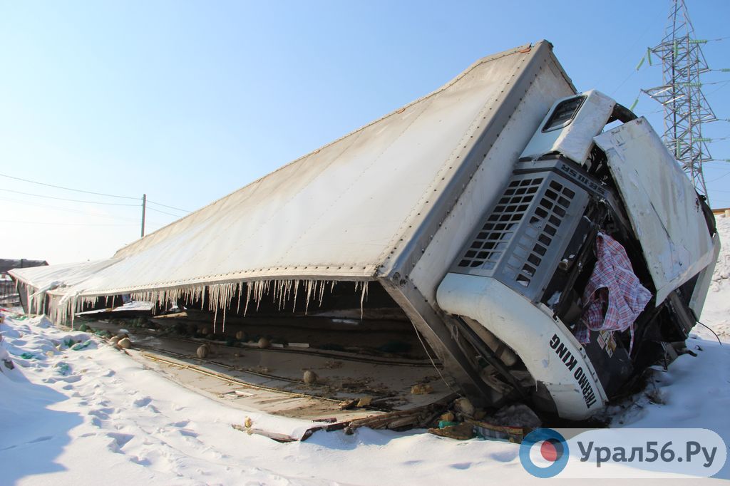 В Орске во двор жилого дома упала фура, прицеп лежит уже месяц