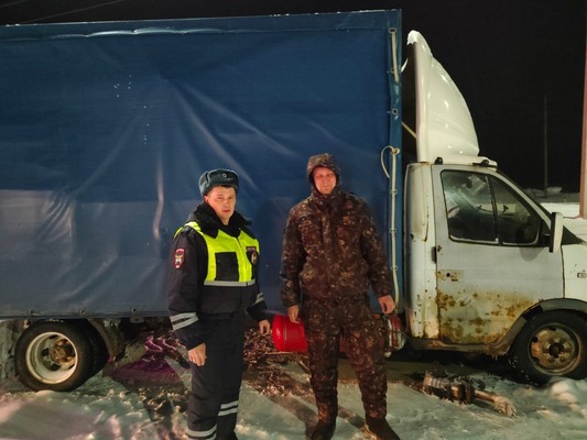 Замерзающего водителя ГАЗели спасли на трассе в Оренбургской области и напоили чаем. У автомобиля сломался двигатель