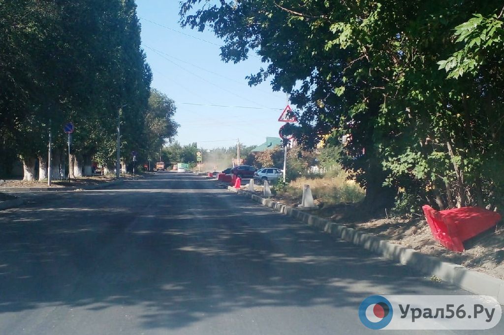 В Орске на улице Ленинского Комсомола колодезные люки поднимут до уровня финишного дорожного слоя
