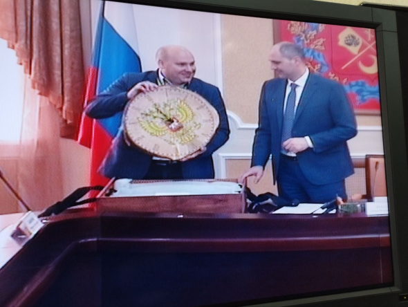 Главе Оренбургской области Денису Паслеру подарили часы из спила Кремлевской новогодней елки