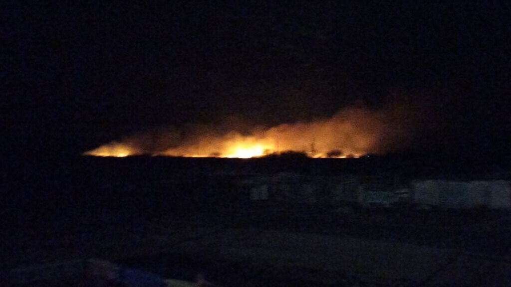 Горящую степь в Новоорском районе видно с поселка Гранитный. Фото: подписчики Урал56.Ру