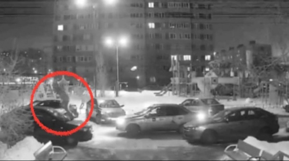 В Оренбурге неадекватный мужчина прыгал по крышам припаркованных автомобилей (видео)