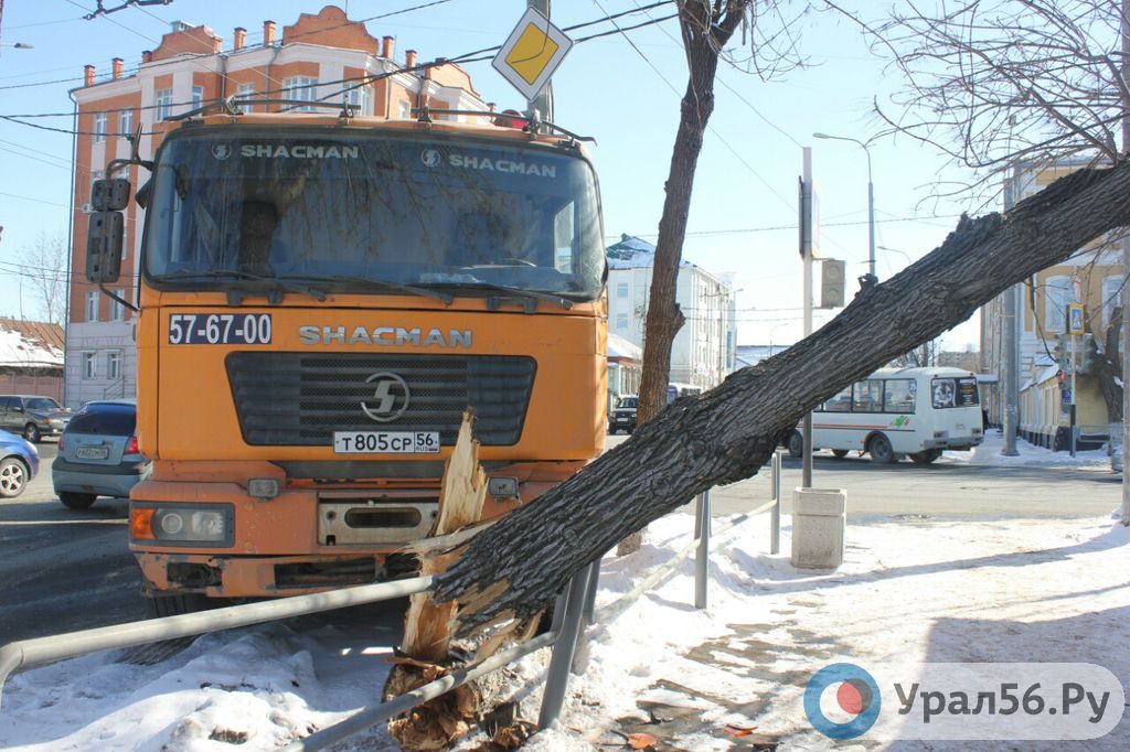 В Оренбурге на оживленном перекрестке у грузовика отказали тормоза