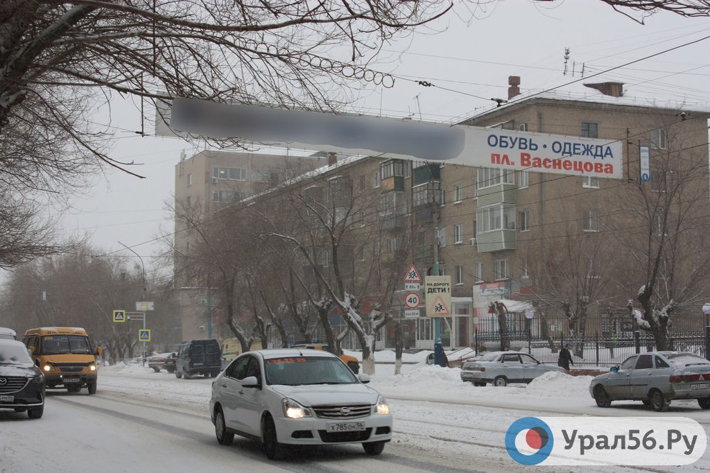 Эта незаконная рекламная конструкция прекрасно видна с 8 этажа здания городской администрации. Фото сделано 30.01.2019