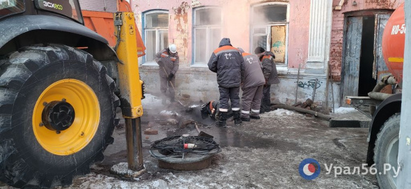 В центре Оренбурга произошла утечка на трубопроводе теплоснабжения
