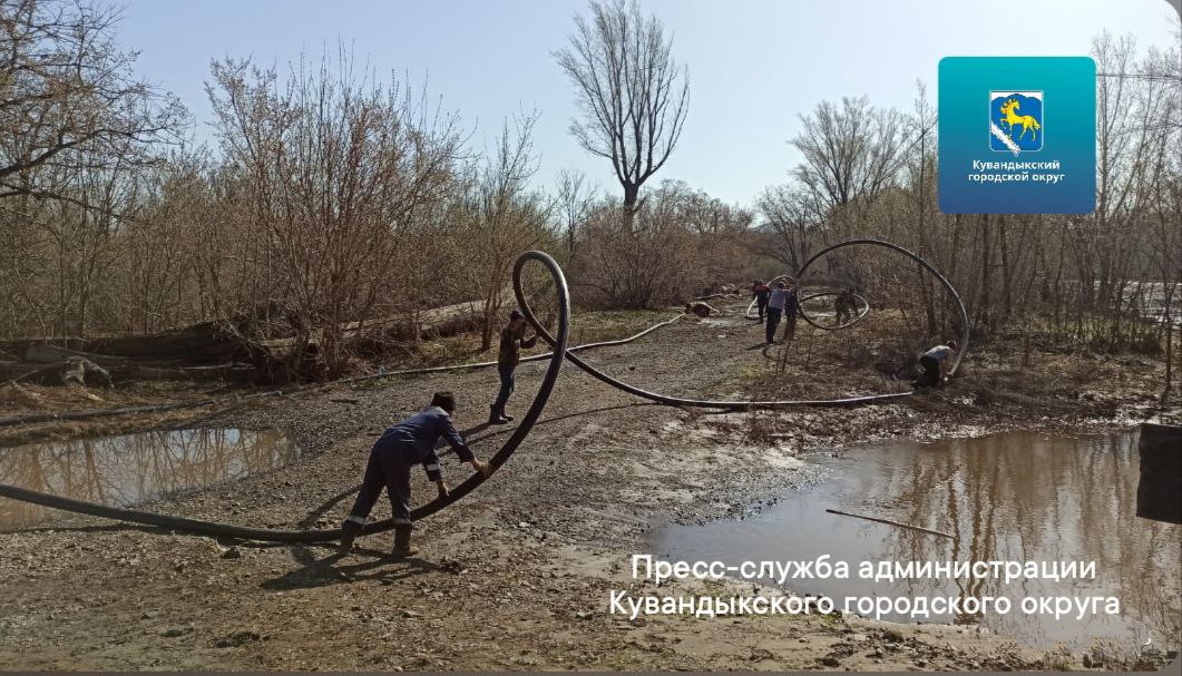 Устранение одной из коммунальных аварий, произошедших ранее, в Кувандыке