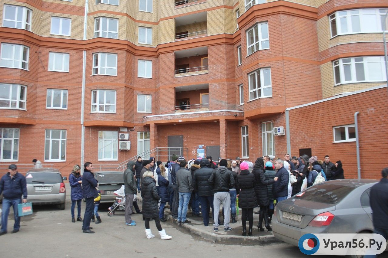 В Оренбурге жители дома, в котором произошел серьезный пожар, вышли на народный сход