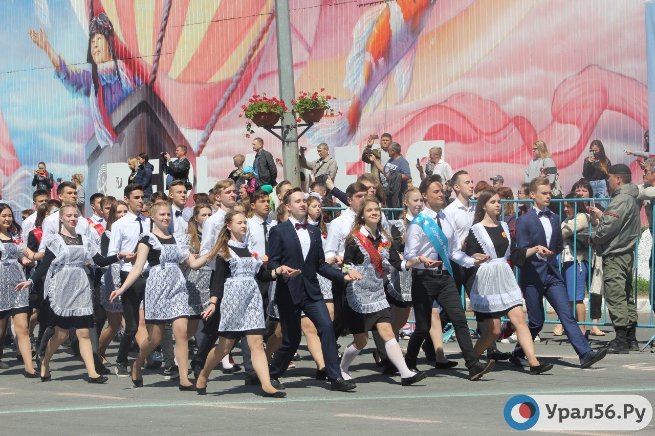 Какой бал был в оренбурге. Весенний бал Оренбург. Весенний бал 2019. Весенний бал 2015 Оренбург. Школа в весеннем Оренбург.