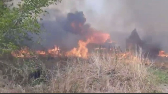 Серьезный пожар в Гае: огонь потушен, пожарные поливают тлеющие участки