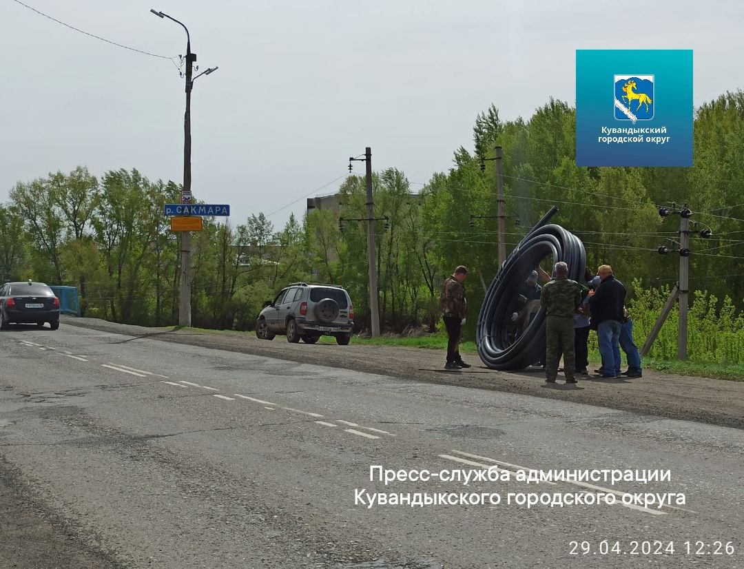 В Кувандыке из-за прорывов на водоводе под Сакмарой поселки снабжают водой по временным пластиковым трубам