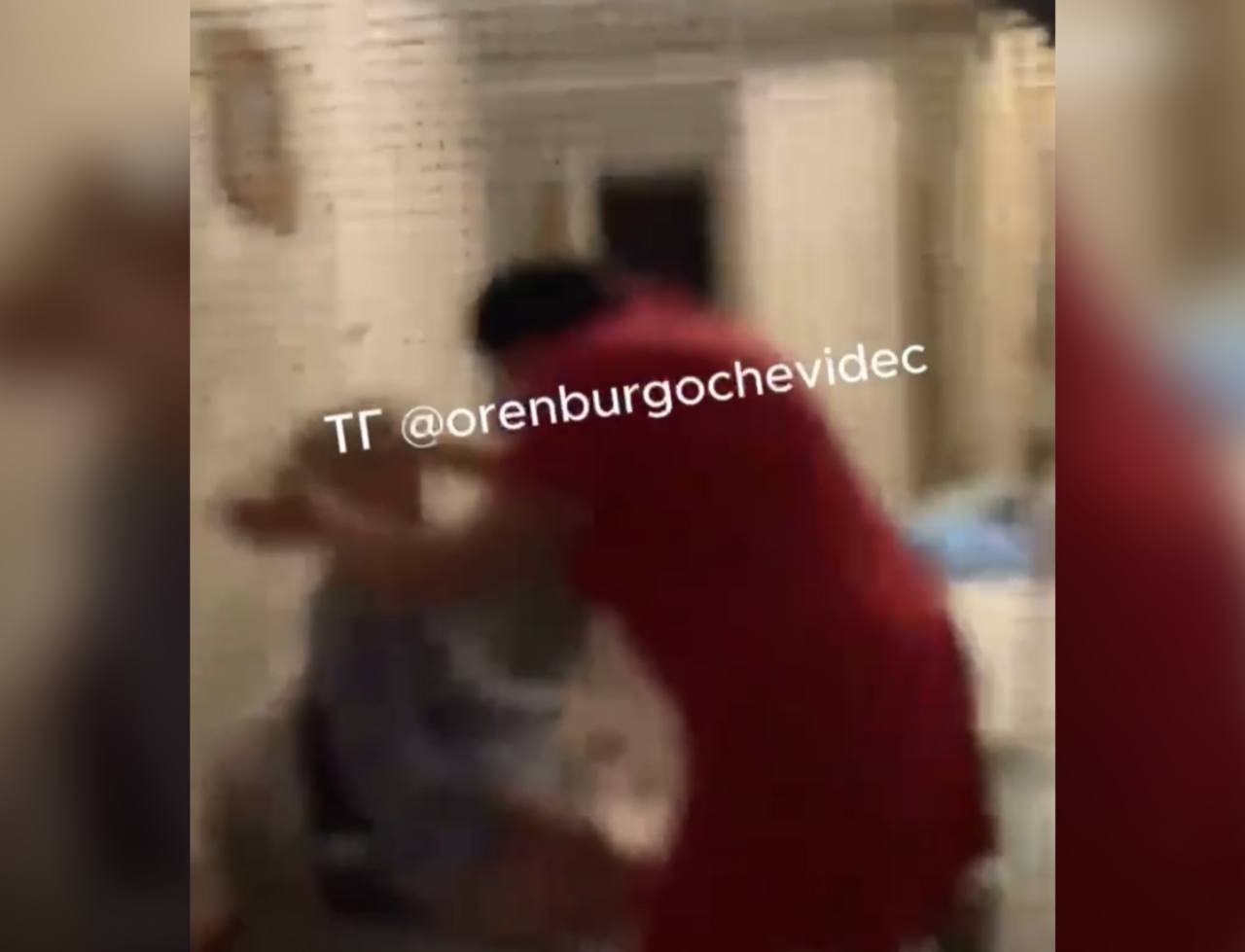 Скриншот ролика, на котором запечатлено избиение пожилой женщины 