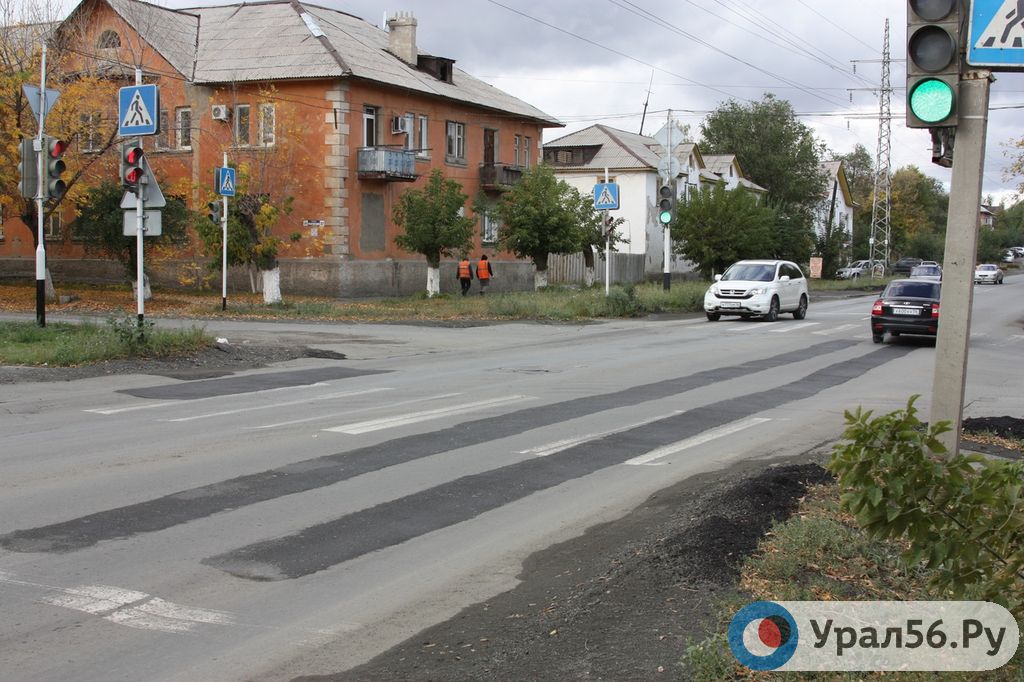 Залатанное дорожное полотно на улице Новосибирской в Орске. Фото из архива