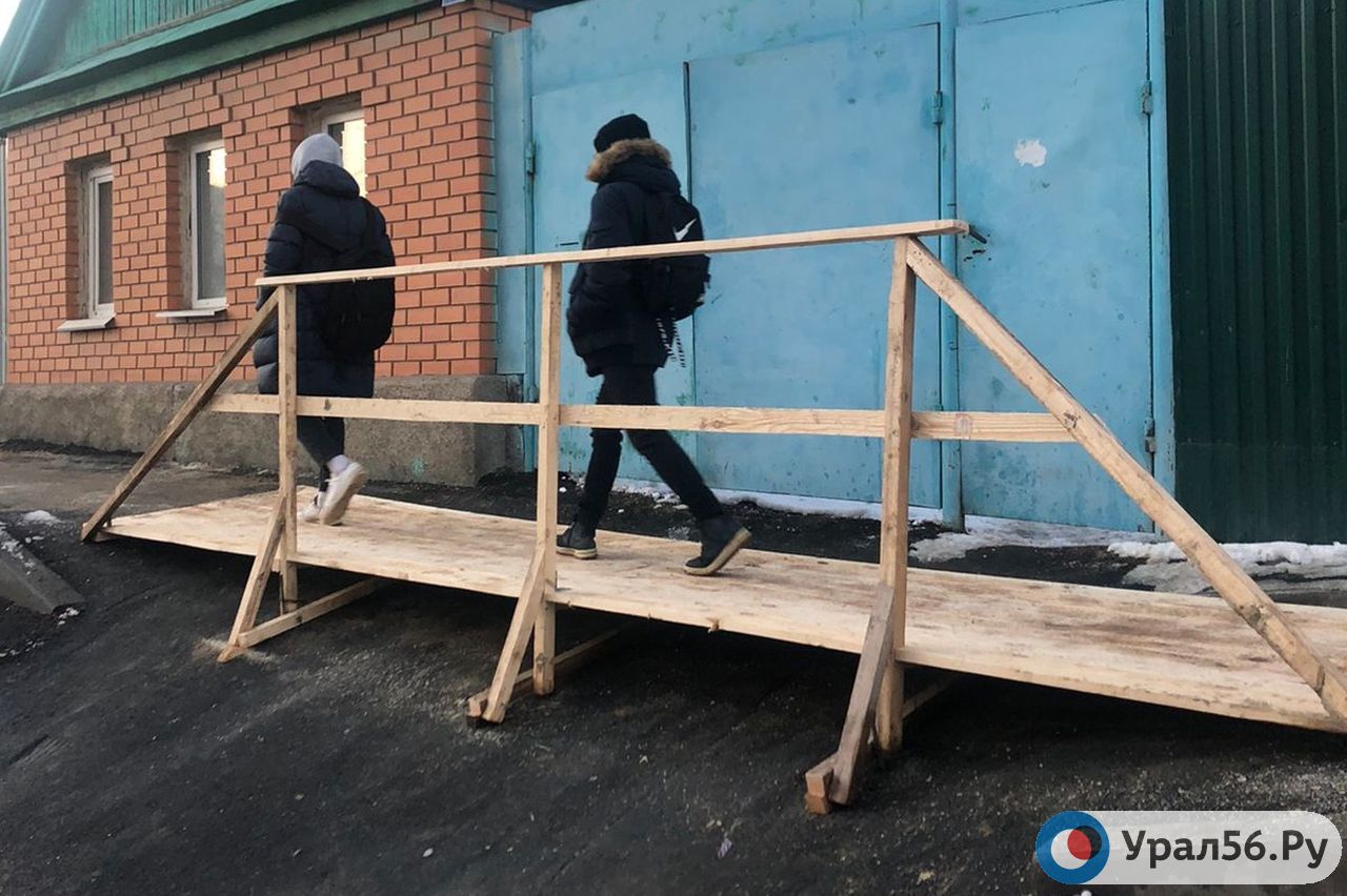 Деревянные настилы на улице Туркестанской в Оренбурге 28 ноября