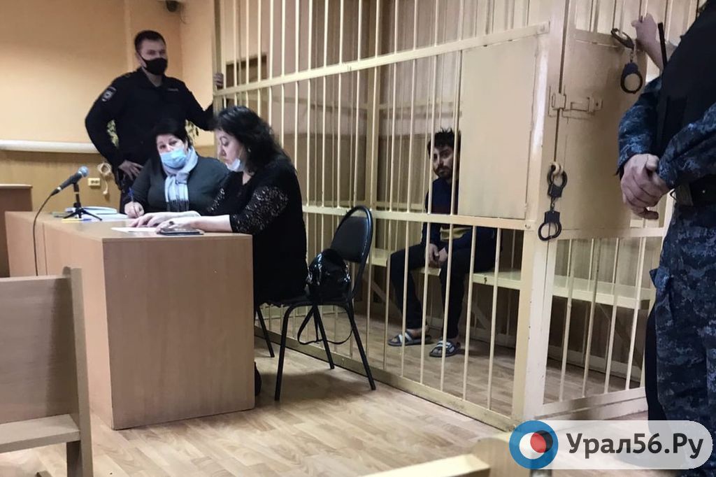 Подозреваемый в убийстве сестры в зале суда во время избрания меры пресечения