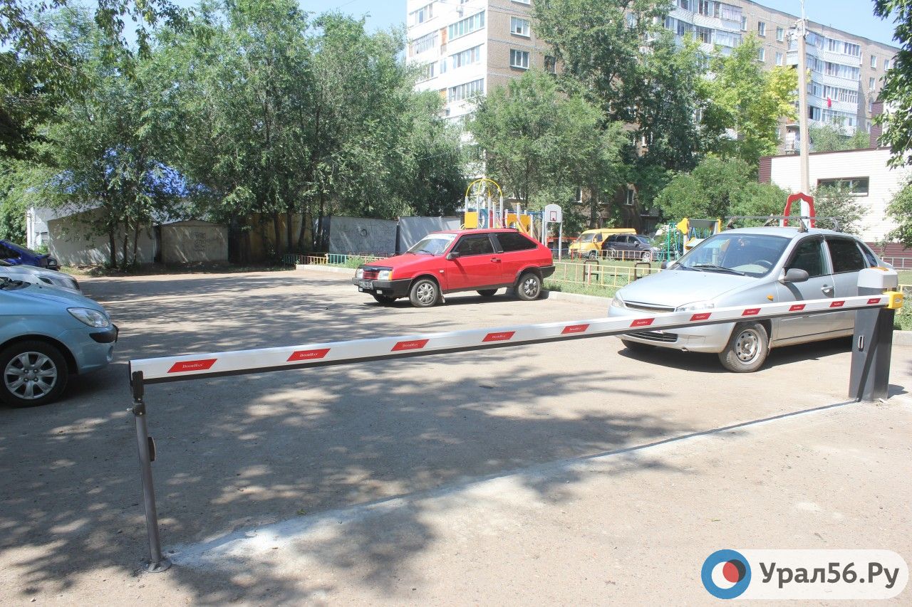 Жители Оренбурга установили шлагбаум на парковке возле своего дома
