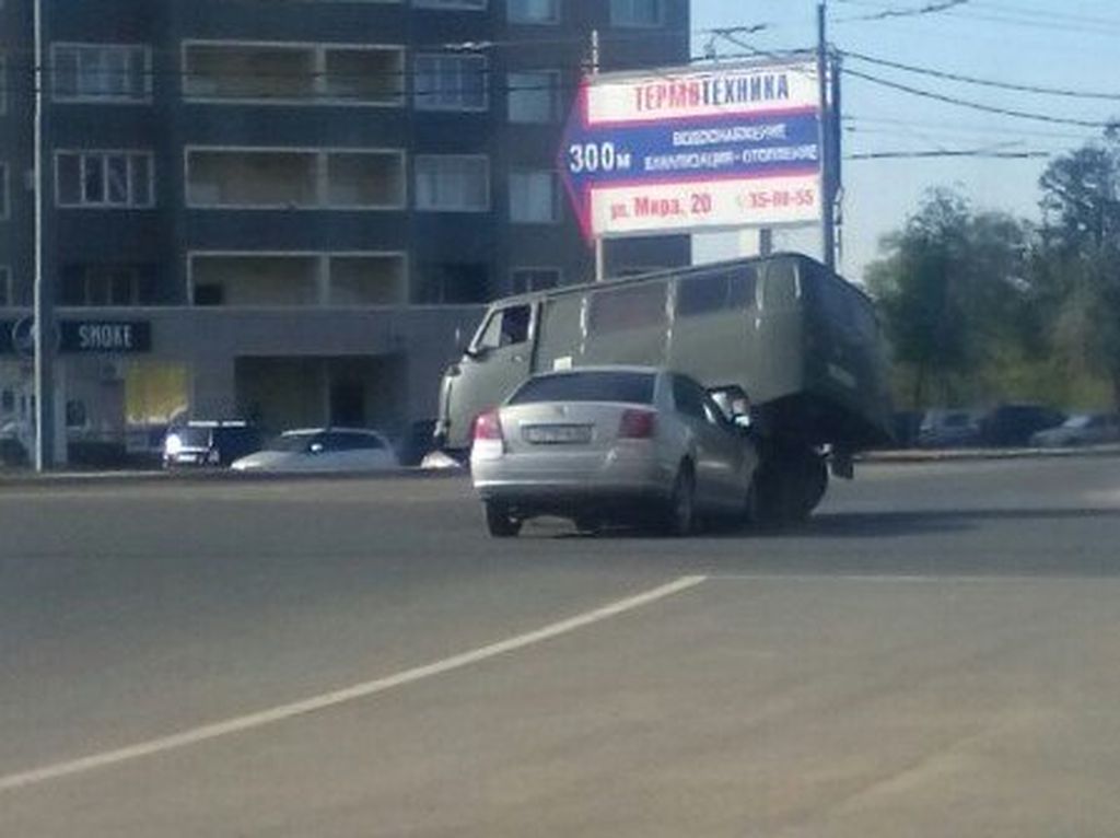 В Оренбурге Toyota «подлезла» под УАЗ