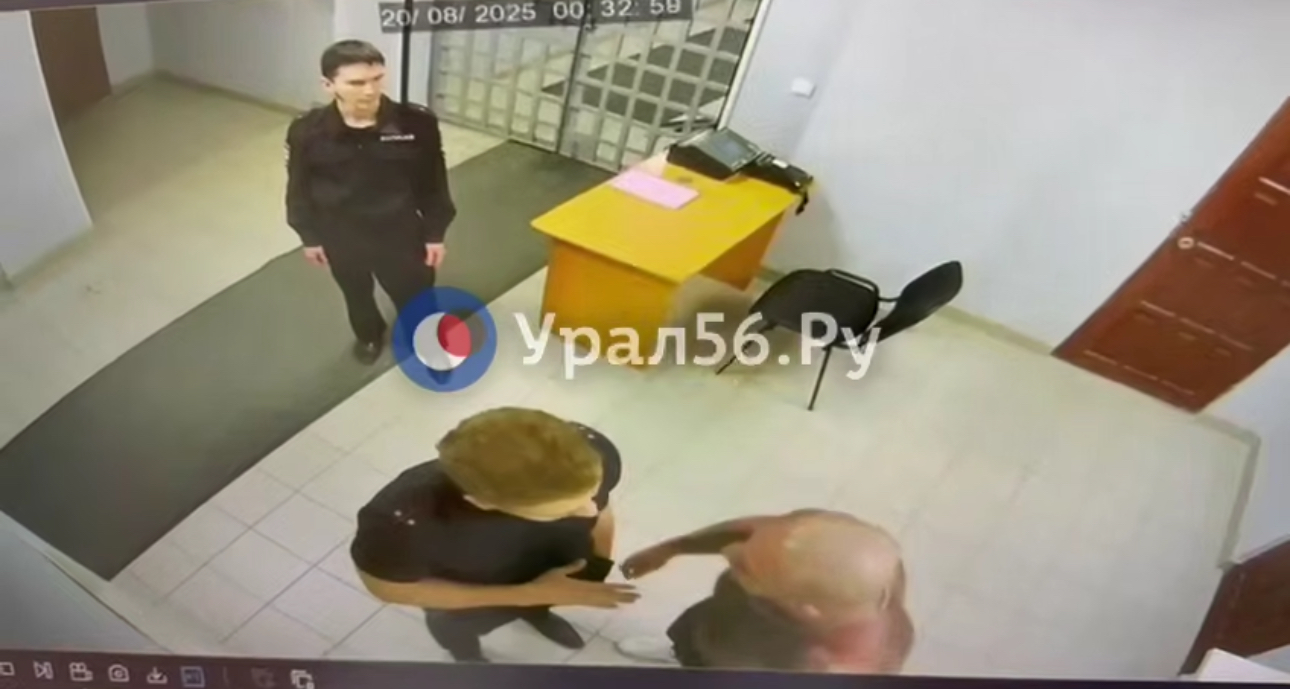 Момент нападения на полицейских в Орске