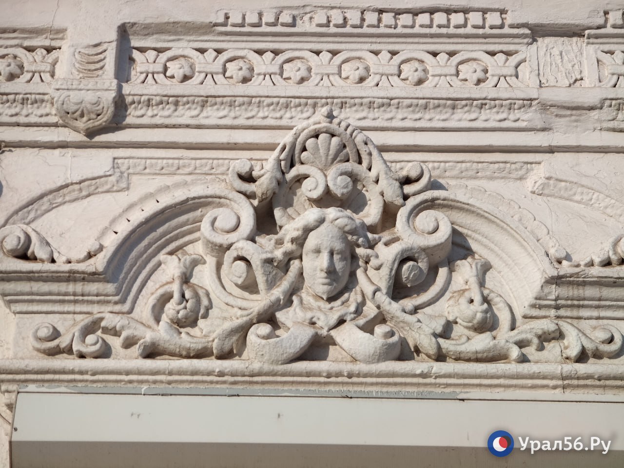 Маскарон на улице Кобозева в Оренбурге